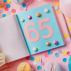 Jak napisać kartkę na 65 urodziny? Porady i inspiracje